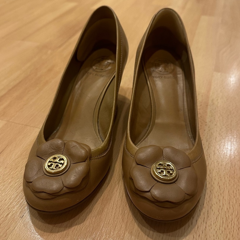 Tan Tory Burch wedges with flower detail